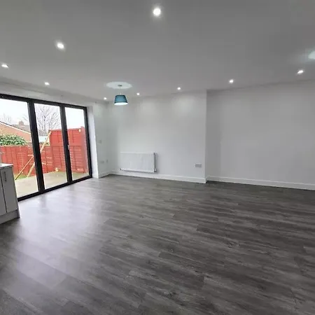 Apartment Luxury 4-bed Near Birmingham