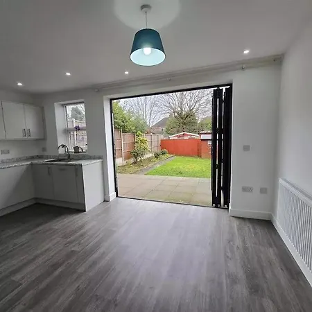 Apartment Luxury 4-bed Near