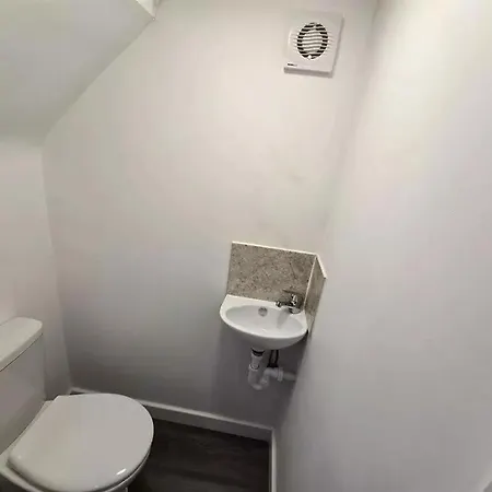 Luxury 4-bed Near Apartment