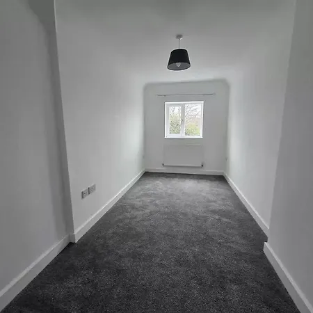 Luxury 4-bed Near Apartment *
