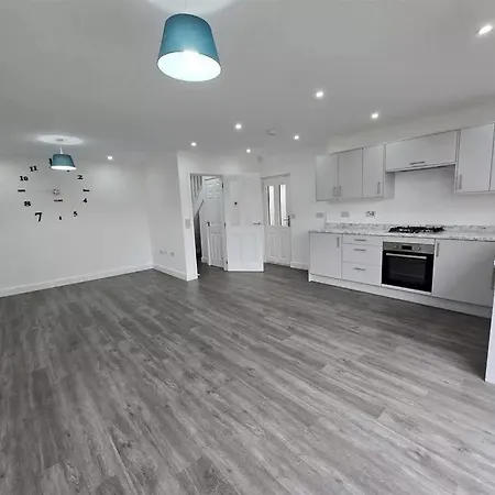 Luxury 4-bed Near Apartment *