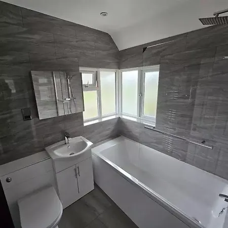 Luxury 4-bed Near