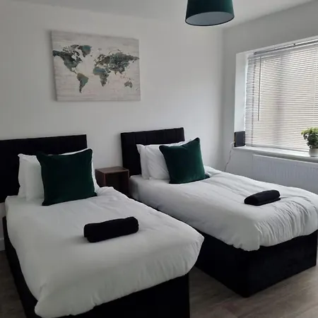 Luxury 4-bed Near Apartment *