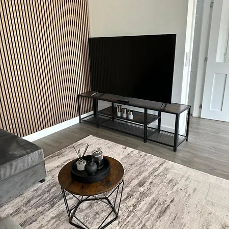 Luxury 4-bed Near Apartment